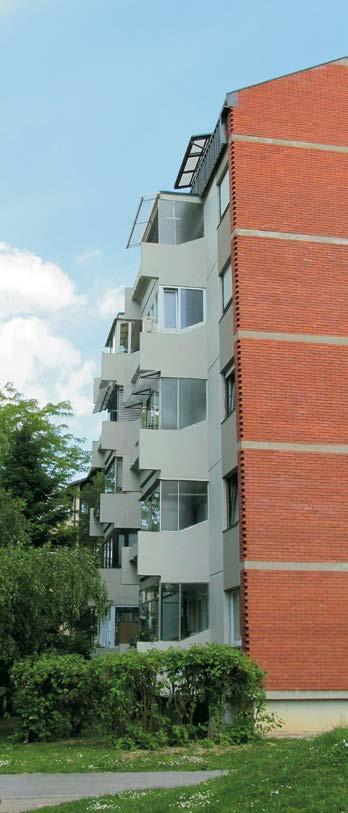 REFERENCE Sanacija betonskih površin blokov v Črnučah SLIKA 1: Pogled na balkone pred sanacijo. SLIKA 2: Pogled na poškodbe AB-konstrukcije.