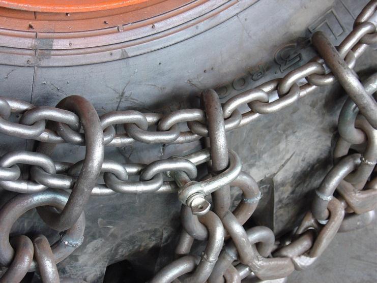2. Mount the locking plate to lock the tensioning chain, to avoid the tensioning chain from drawing back. 3. Remove the tightener; fasten tensioning chain ends with a chain-shackle.