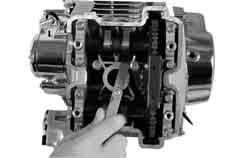 3-53 ENGINE Get out the pushrod for the front to turn the lock shaft handle in counter-clockwise ( ). Turn the crankshaft about 10 times counter-clockwise ( ) on the basis of the magneto rotor.