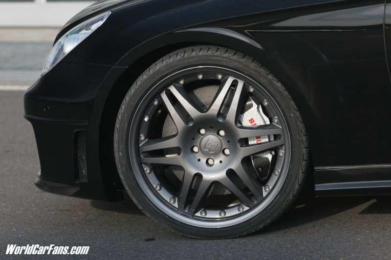 The giant size of the brake components and the enormous vehicle performance necessitate the use of BRABUS Monoblock VI or S light-alloy wheels with 19-inch diameter.