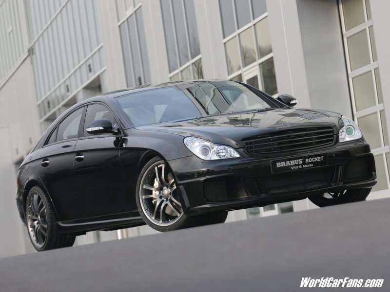 Integrated lights are the main feature of the BRABUS rocker panels and rear