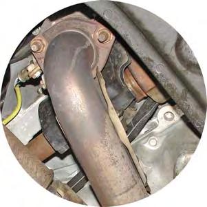 Clean all driveshaft joint and splined mating surfaces on the vehicle with solvent, and dry them with compressed air. Do not clean any rubber parts with solvent. 12.