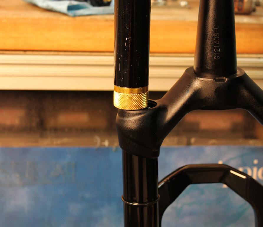 3 Pour additional 5wt fork oil into the damper leg until the oil height (space