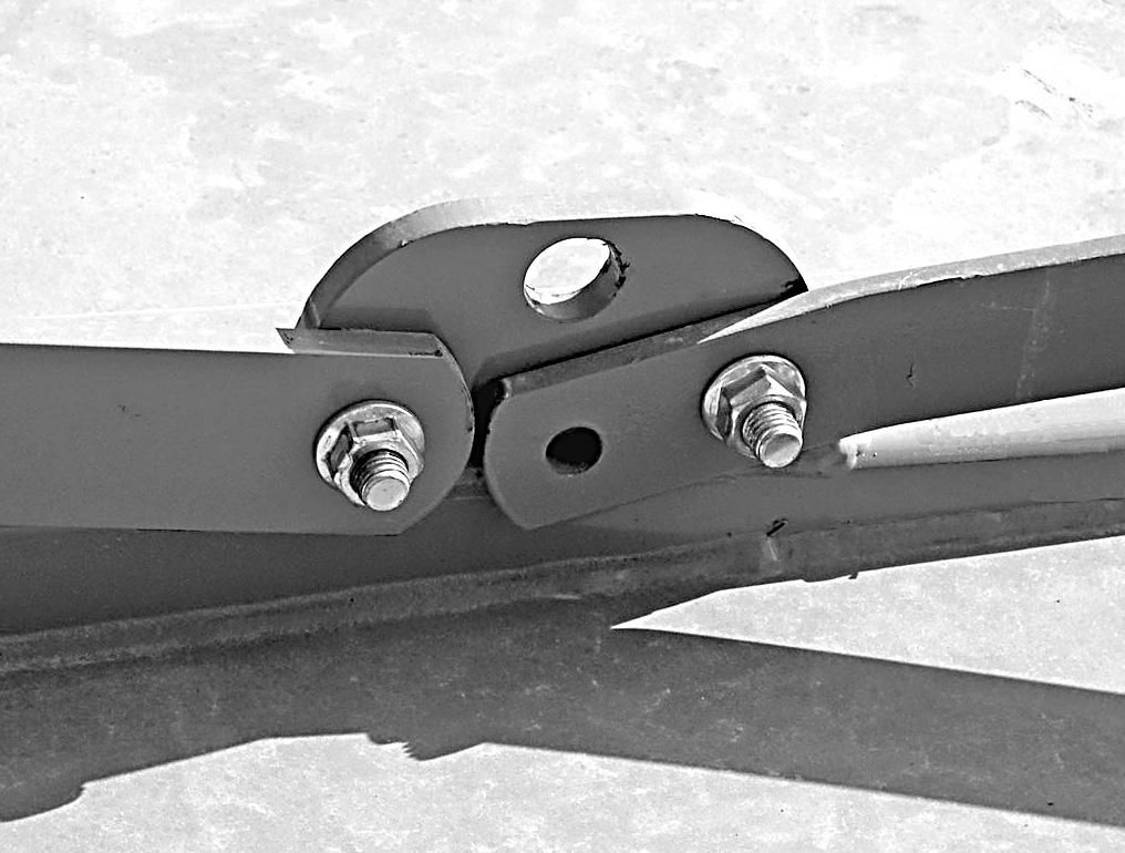 1. Tractor top link 2. Cutter top link attachment point 5. Hitch pin Figure 2. Cutter to Tractor Connection QUICK HITCH SET-UP Refer to Figure 3 and Figure 4. Category I and II for BB6000X, BB7200X 1.