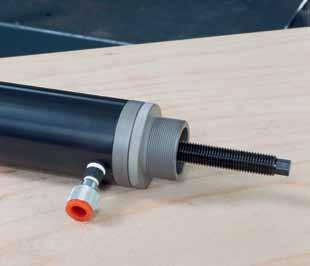 Screw pull / pressure spindle into hydraulic cylinder until spindle