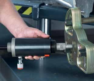 side into base plate Torque down hydraulic cylinder to end-stop position and