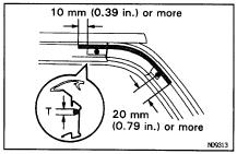 APPLY SEAL PACKING Apply seal packing to the moulding and retainer as shown in the illustration. T: 3 mm (0.12 in.) or more Part No. 0882600080 5.