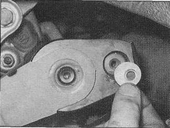 22 Apply a smear of the special grease (Mobil Temp G9, available from your Citroen dealer) to the new sealing rings, and fit them to the anti-roll bar bracket.
