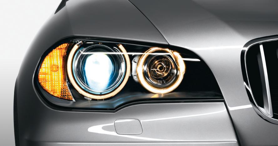 s Standard o Optional s Xenon Adaptive Headlights optimize road illumination when the X5 enters a curve or bend, helping to enhance visibility when driving at night.