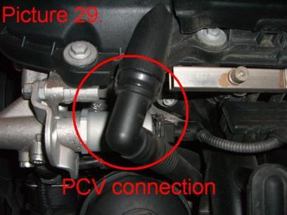 Unclip the O2 wiring connectors on top of the fuel rail (Pic.25).