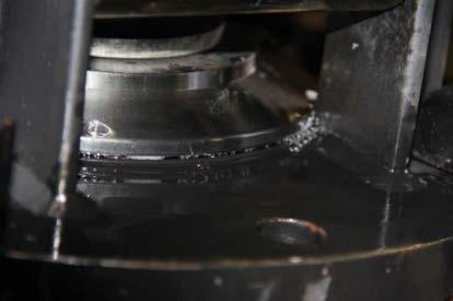 Spray the valve sealing disc with water or suitable leak test fluid until a