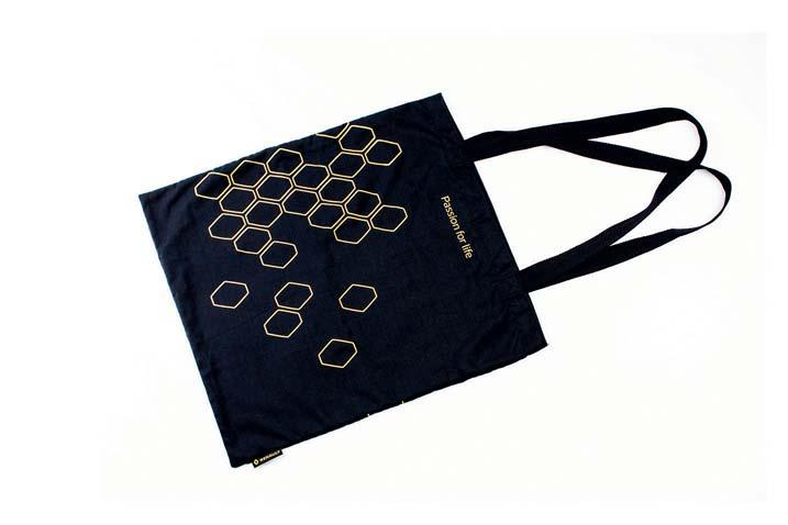 Business cover in soft PVC. Rubber texture. Markings: embossed diamond motif and "Renault" logo.