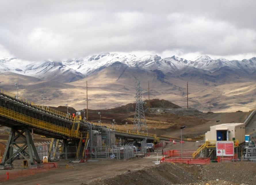 Siemens supplies the world s biggest gearless conveyor drive system to the Cuajone Mine in Peru which is operated by the Mexican mining company Southern Copper Corporation (SCC).