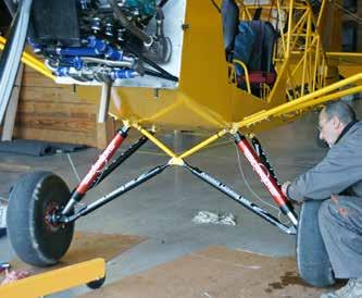 Traction leg installation - generously grease the lower 8mm steel axle - position the gear leg into the axle fixing support and insert the steel axle - position the two set rings onto the ends and