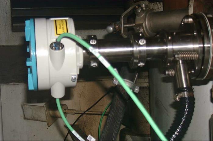 NH 3 slip measurement - Transmitter mounted on a exhaust duct of a ship Window protection from soot by