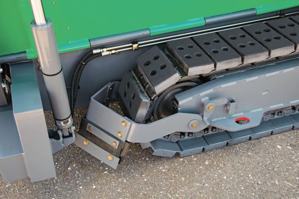 The combination of level, that is to say flat, steel base plate with rubber pad is specifically designed so that Vögele pavers can process their screed in the minimum end