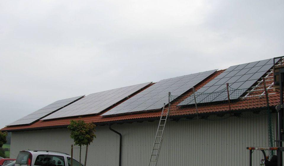 SOLIBRO SL1 ENERGY YIELD: HaWi Test Roof Project: HaWi Test Roof Location: Bavaria, Germany Module: Solibro SL1-75F Power: 2,6 kwp Orientation: West (73 ) Inclination: 35 Installation: