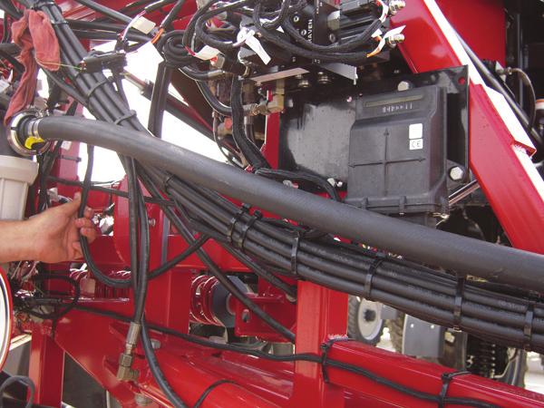 Chapter 4 Connect the Harness to the AutoBoom Valve 1. Locate the Left Press and Right Press connectors on the harness cable (P/N 115-0230-032). 2.