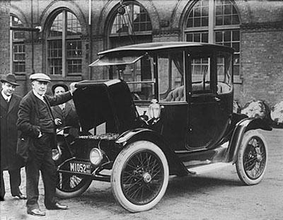Electric Vehicle History The years 1899 and 1900 were the high point of electric vehicles in America, as they outsold all other types of cars.