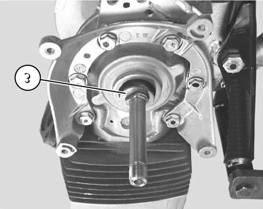 Lock the clutch drum (1) with the strap 68460 - Remove the nut (2) from the end of the