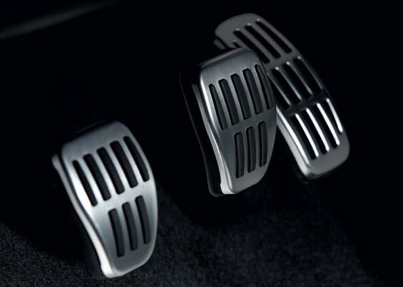 82 01 512 194 02 Illuminated door sills - Front Stylishly protect the lower door of your Renault Megane.