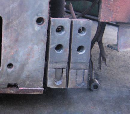 Torque restraint system Condition: The bottom edge of the top sliding block is worn and is not in contact with the guide bar.