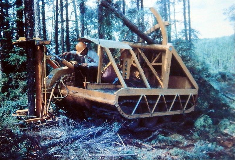 14 Slika 1: Prototip prvega sečno-spravilnega stroja leta 1957, izumitelj: Rudy Vit, Quebec, Kanada (Drushka in Konttinen, 1997) Kombinacijo opravljenih operacij in drevesno metodo lahko