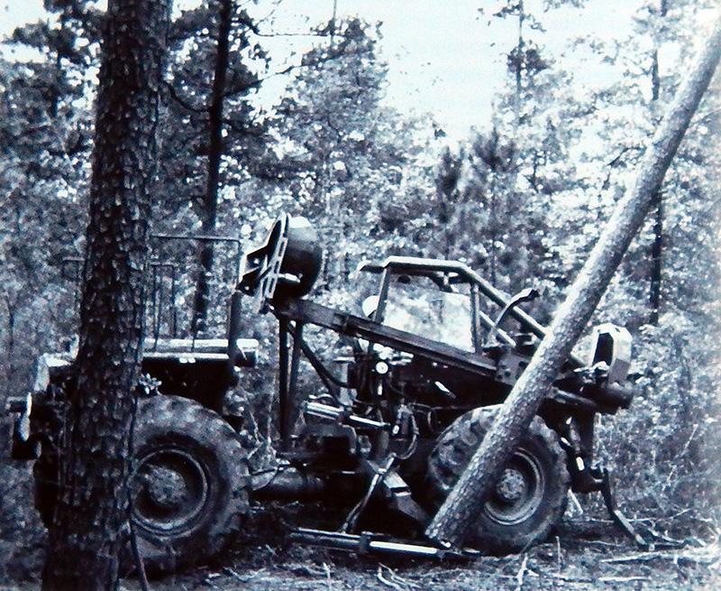 17 Slika 3: Busch Combine leta 1959 razvit v Louisiani (ZDA) za potrebe podiranja in obdelave celuloznega lesa (Drushka in Konttinen, 1997) V ameriškem podjetju Koehring-Waterous so leta 1962