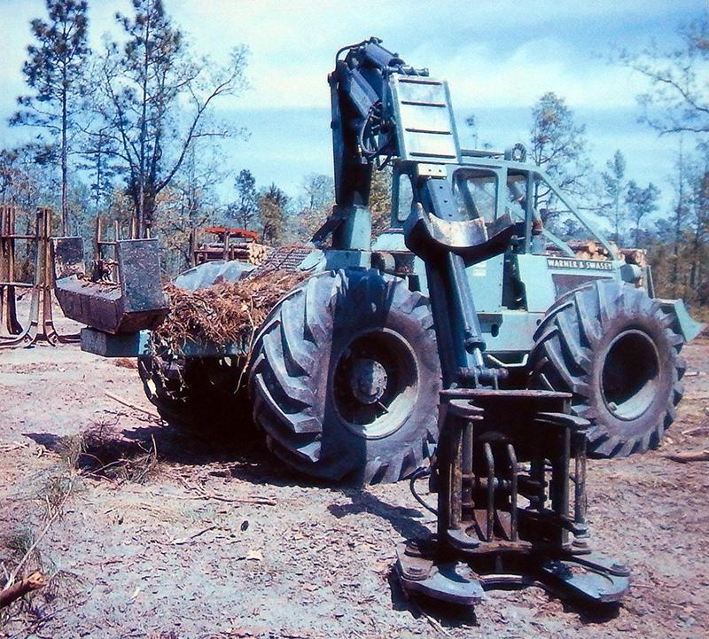 21 Slika 6: Stroj za podiranje in spravilo (feller skidder) iz leta 1968 imenovan Log All, Quebec, Kanada (Drushka in/ Konttinen, 1997) V 60-ih letih (Skandinavija) so se namenskim traktorjem