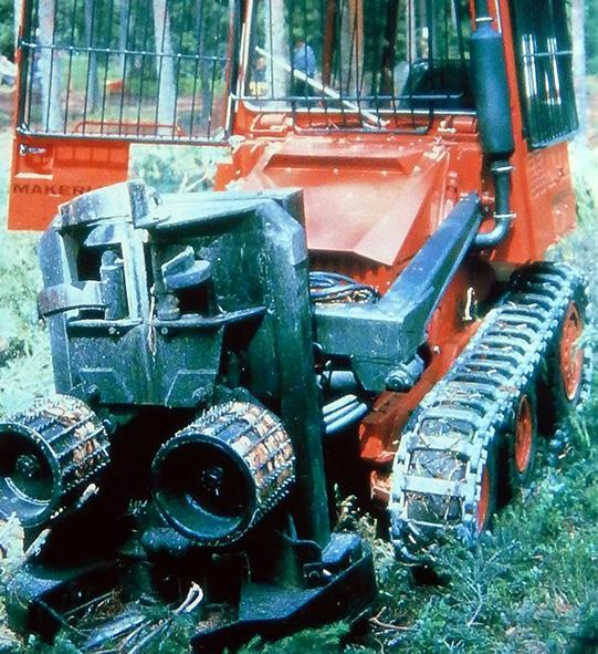 ustrezno opremljenih strojev. V mestu Rovaniemi je Lauri Marttiini namensko predelal kmetijski traktor in kolesni dvojici opremil s t. i. polgosenicami (half-track).