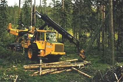 28 učinkovito opravljal delo v redčenjih in pri tem ni povzročal večjih poškodb okoliških dreves in gozdnih tal.