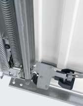 2) reliably secures the door against falling. If one of the springs breaks, the other intact springs support the door.