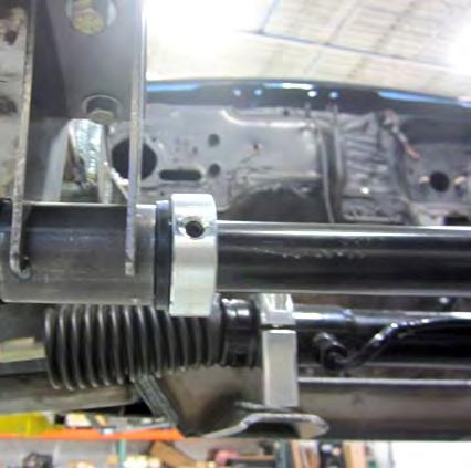 17) The figures below show the installation of the splined sway bar. Use grease on the bushings for ease of installation.