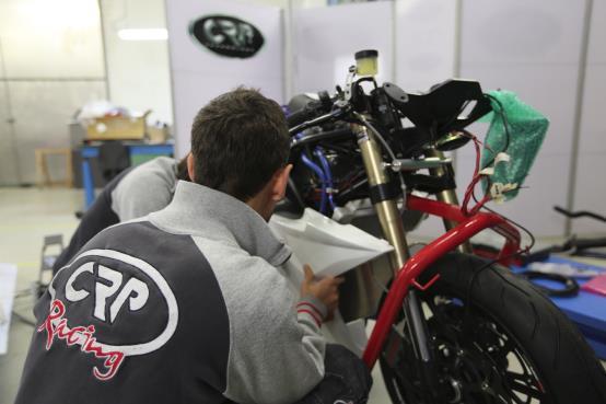 The team started to fit the needs of a streetbike with the new electric technology and the differences of the racing market, from here they arrived at the new version of