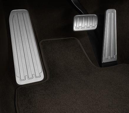 [5] Rear footrests The rear offers ample space and comfort even for your feet.