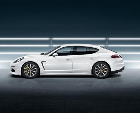 16 Exterior Exterior 17 [1] 20-inch 911 Turbo Design wheels with summer tyres The summer tyres highlight the agility of your Panamera while ensuring excellent roadholding.