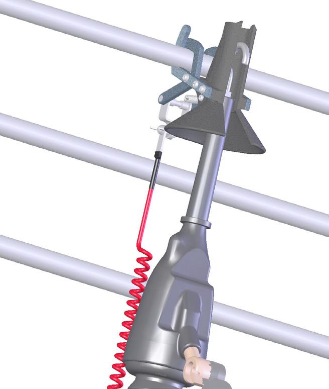Using the hotstick, approach the phase with the instrument. Guide the base of the arms on the AutoClamp to the cable and force the conductor to apply pressure to the moving arms of the clamp.