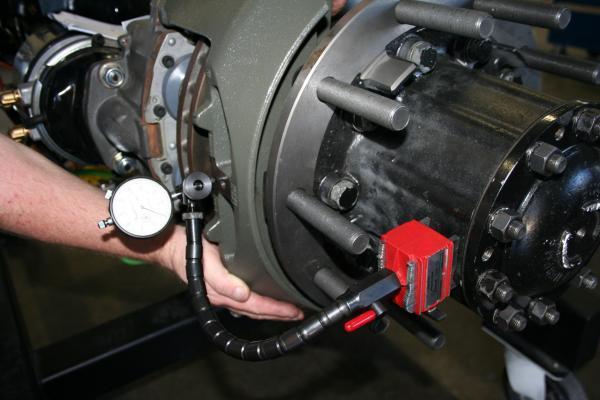 13 Meritor EX225 slide pin bushing radial test Attach a dial indicator onto the vehicle hub and set it against the caliper.