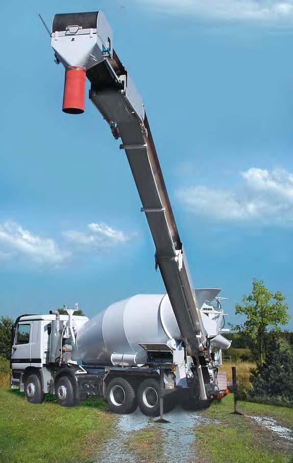 Cement mixer equipped with a conveyor belt