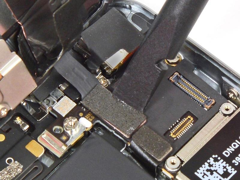 When reassembling your phone, the LCD cable may pop off its connector.