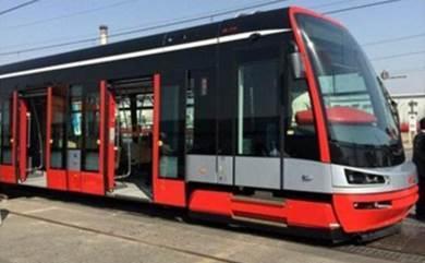 Refill time = 3 minutes Range = 100km CRRC Sifang World s first light rail tram,