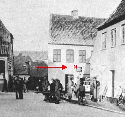 The 37mm anti-tank gun in Haderslev. From Source 2. The painting, made according to information from eyewitnesses, shows the roadblock made from dumping wagons and the two Danish auto-cannon sections.