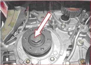 Fig. 98 2) Engage the gear to 5th, and then press the brake with toes, Dismantle the connecting bolt of timing belt pulley and