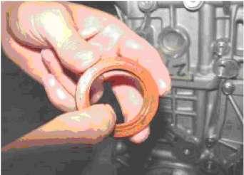 99 3) Pry out the old oil seal with right-angled screwdriver carefully.