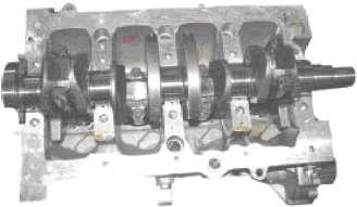 2) Mount the crankshaft correctly and then mount the thrust washer. Fig. 111 3) Mount the cylinder frame and screw down the crankshaft fastening bolt.