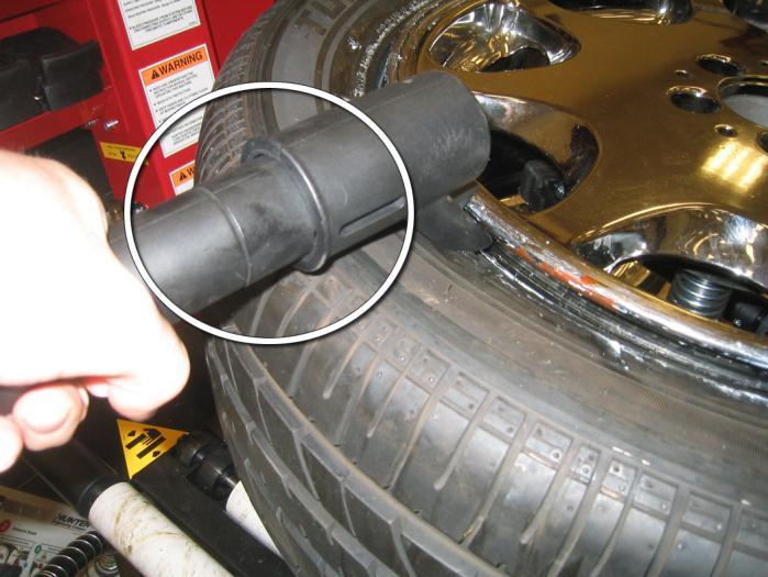 Press the bead blaster hose on the wheel rim as shown below. Ensure the hose head is pressed in. NOTE: The nozzle should be horizontal for optimal performance.
