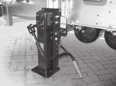 Landing legs Lifting supports Retract support feet with the crank. Stow crank (2) in the crank rack.