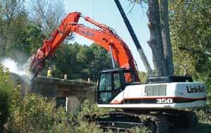 Auxiliary Hydraulics Maximize the versatility of your demolition machine with auxiliary hydraulics to run your favorite tools.