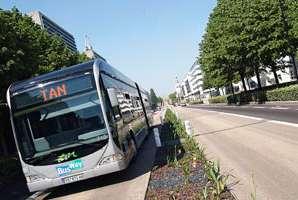 3rd example: Trunk and feeder system: Busway in Nantes (600 000 inhabitants) Opened in 2006 80 % of exclusive lanes Length: 7 km Cost: 7 M / Km Frequency : 4 à 6 min during