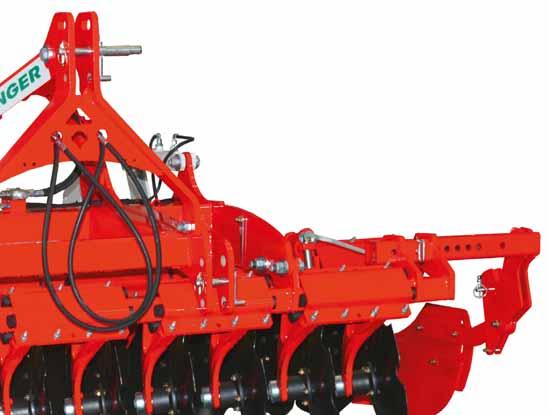 The compact frame is a trademark of the mounted TERRADISC harrow. The first gang of discs is very close to the tractor for a very favourable centre of gravity.